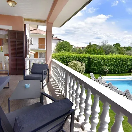 Helles Ferienhaus In Finida Mit Privatem Pool Petrovija