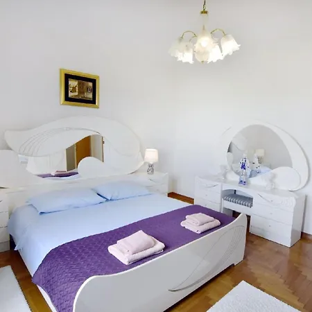 Helles Ferienhaus In Finida Mit Privatem Pool Petrovija