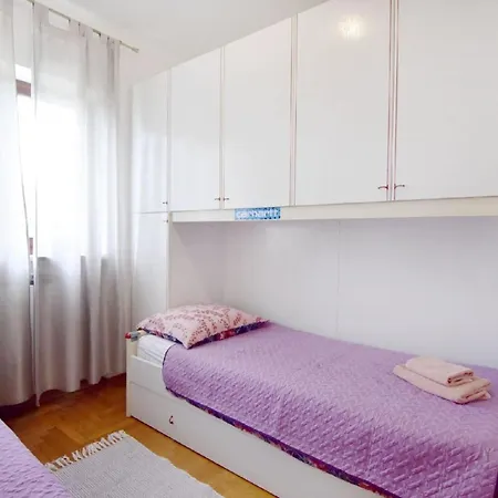 Helles Ferienhaus In Finida Mit Privatem Pool