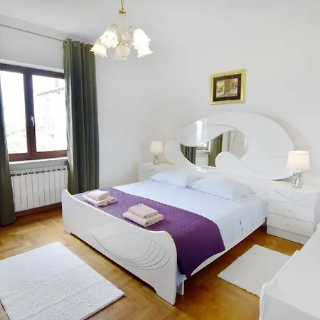 Helles Ferienhaus In Finida Mit Privatem Pool Petrovija